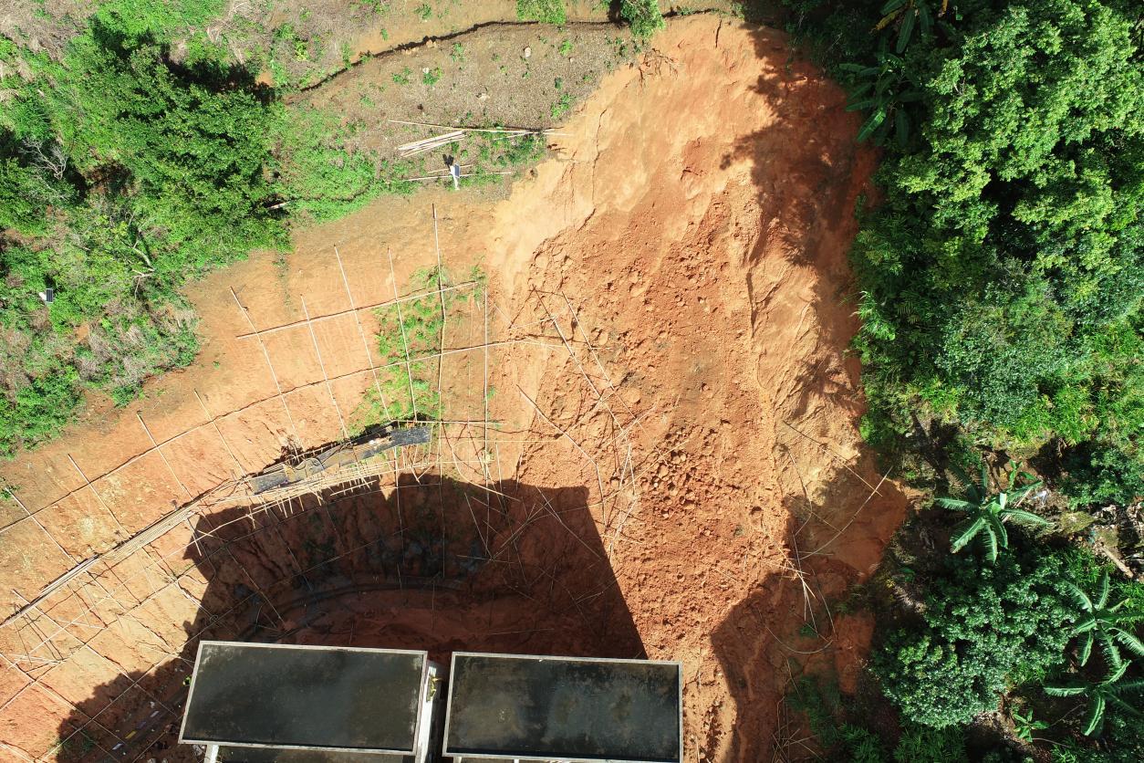 1-5圖為巡查中發現在建地質災害治理工程受強降雨影響出現崩塌.jpg