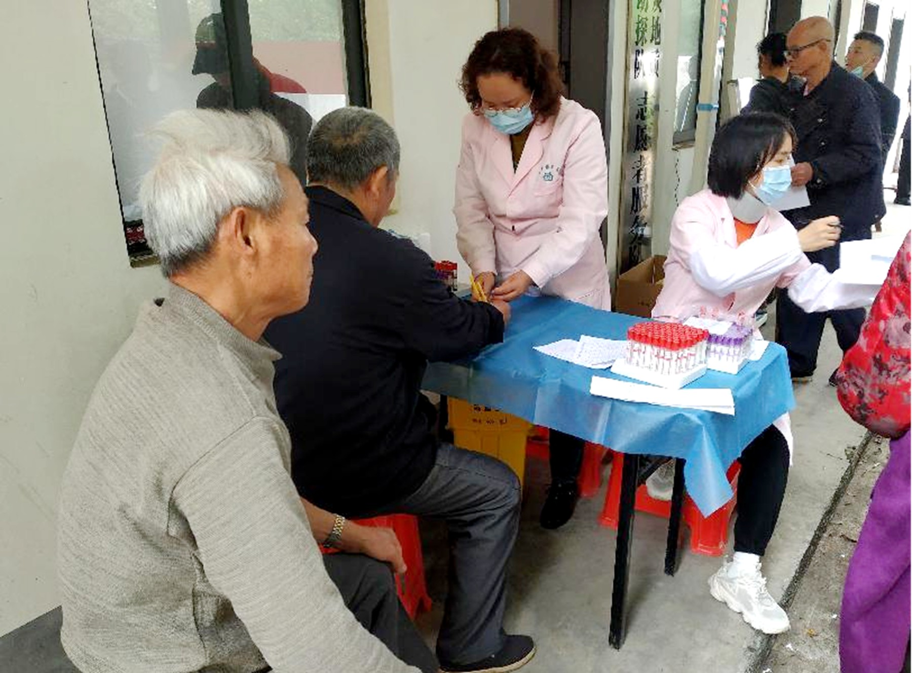 關愛老人送健康 免費體檢暖人心——二〇二隊（花都分公司）開展學雷鋒義診活動3_副本.jpg